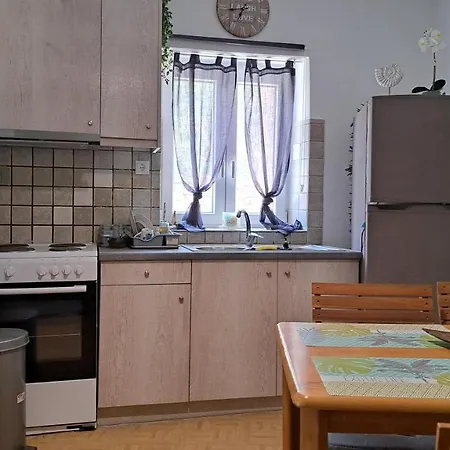 σπίτι μέσα στο πράσινο Apartman